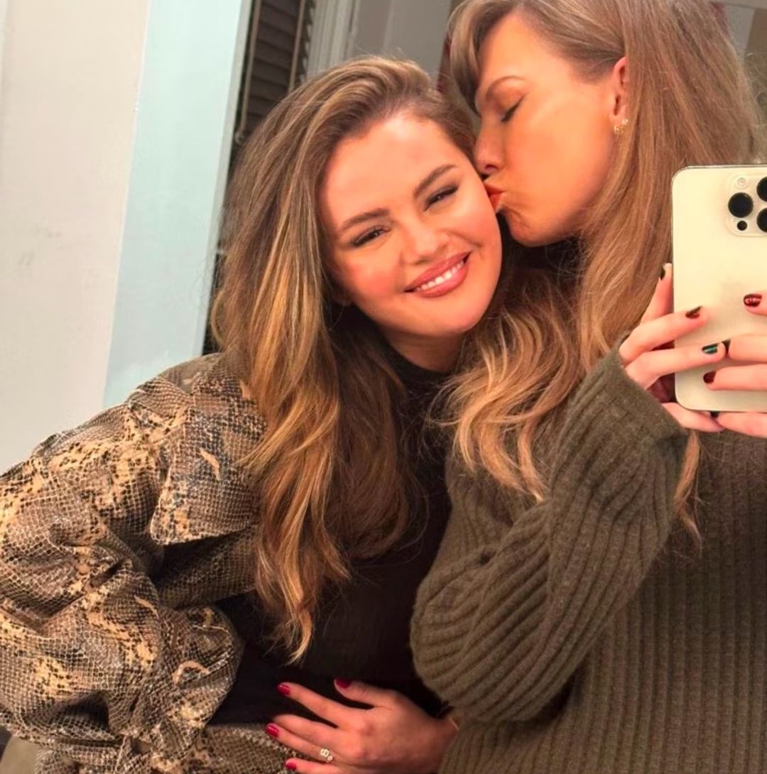 BFFS & BESPOKE COCKTAILS: TAYLOR SWIFT & SELENA GOMEZ'S NIGHT OUT : Cheers!